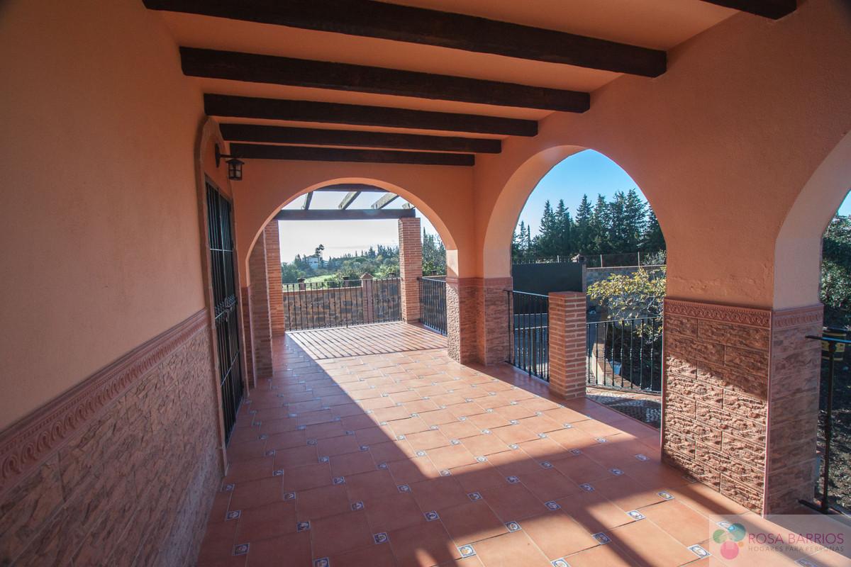 For sale of villa in Estepona