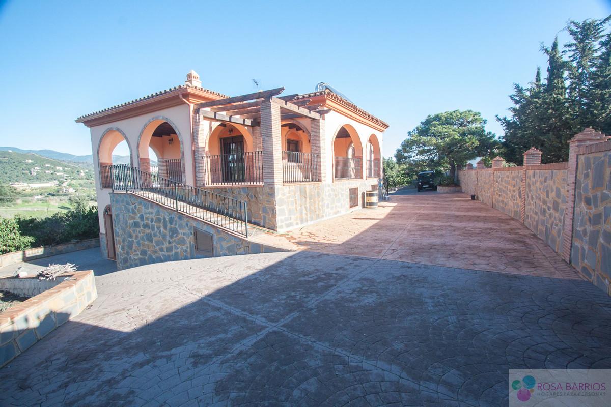 For sale of villa in Estepona