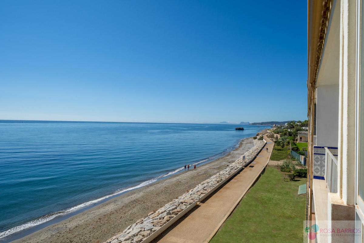 For sale of penthouse in Estepona