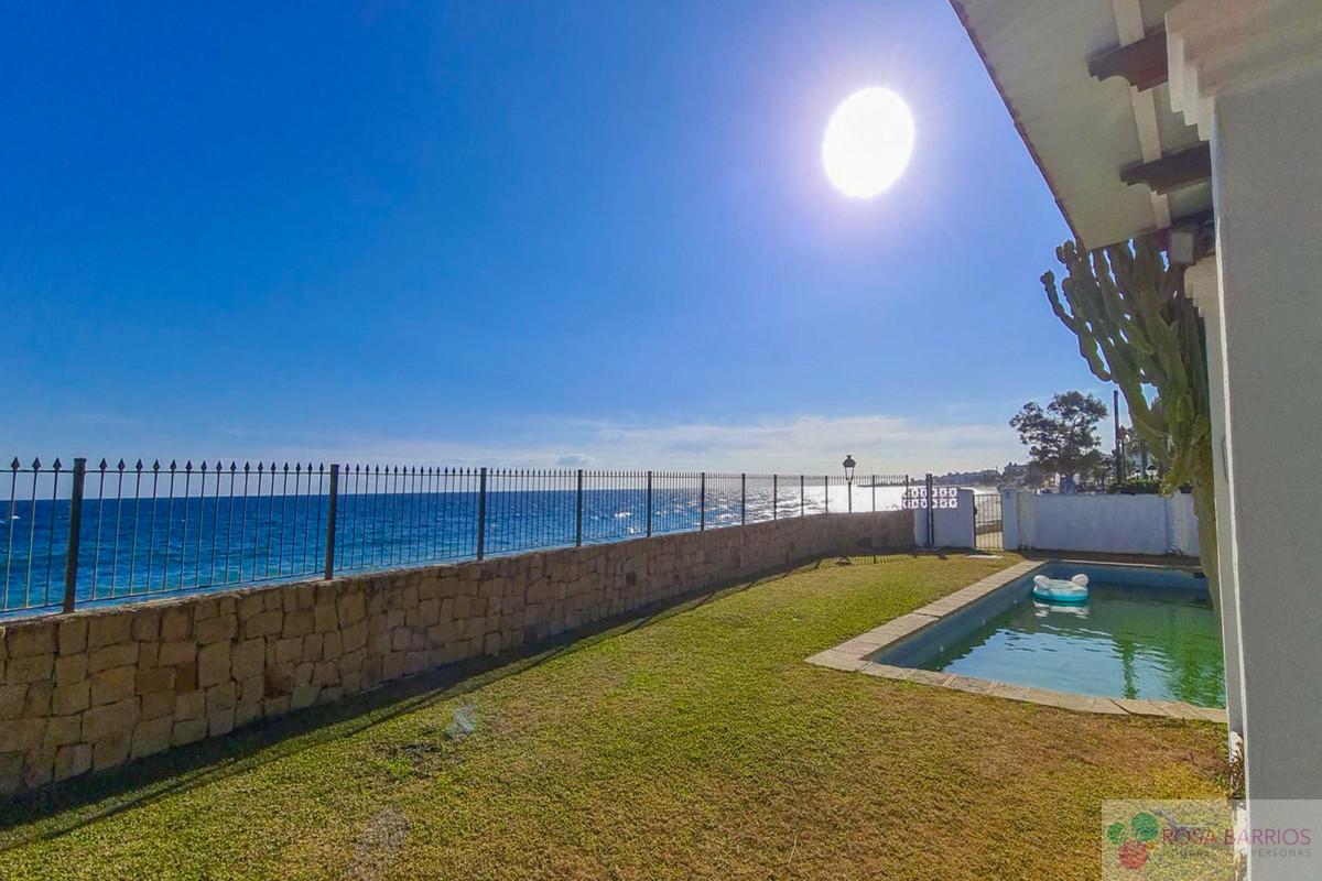 For sale of villa in Puerto Banús