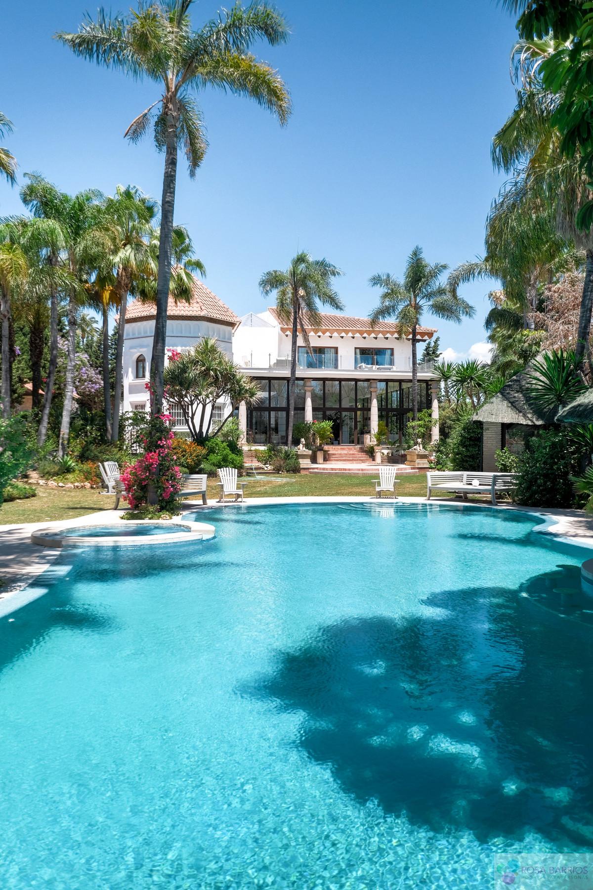 For sale of villa in Nueva Andalucía