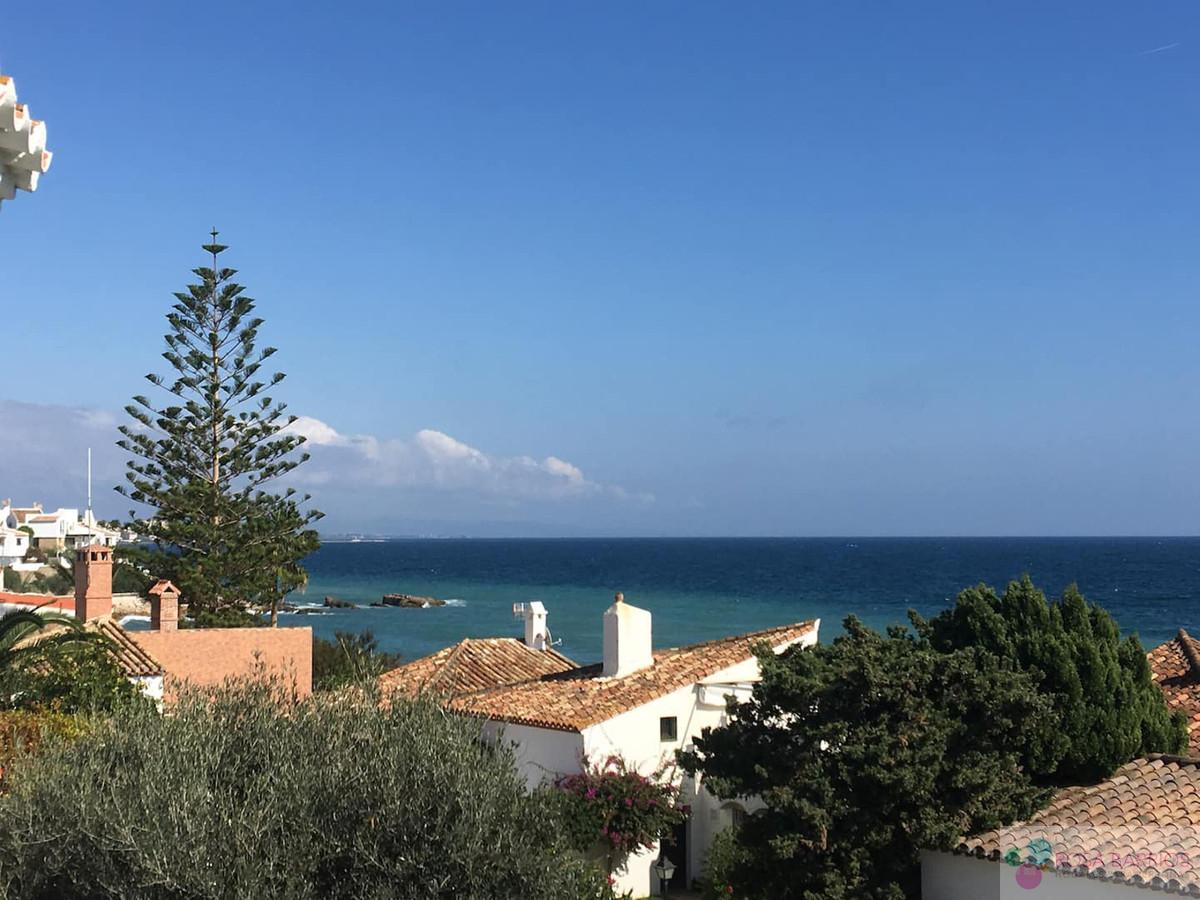 For sale of villa in Estepona