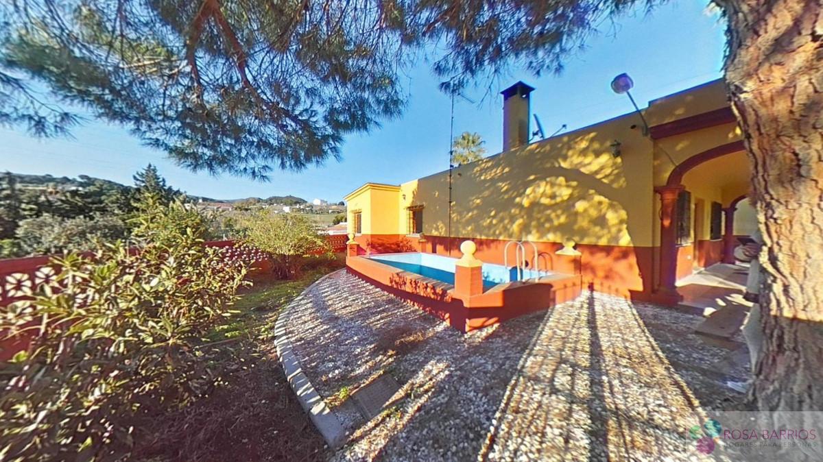 For sale of villa in Estepona