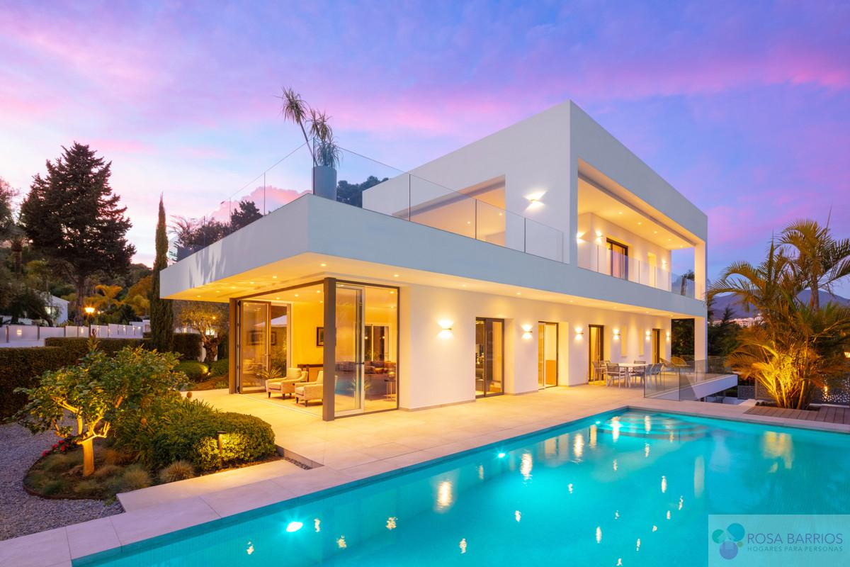 For sale of villa in Nueva Andalucía