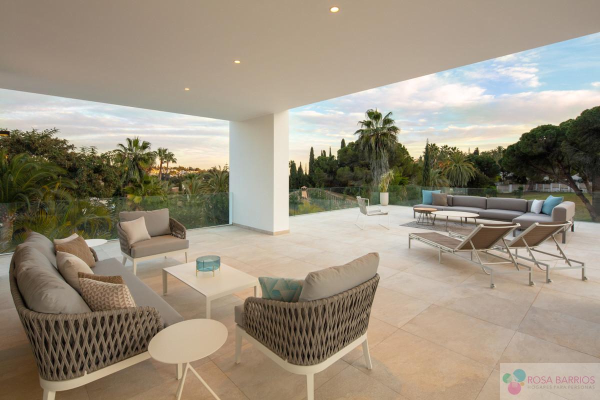 For sale of villa in Nueva Andalucía