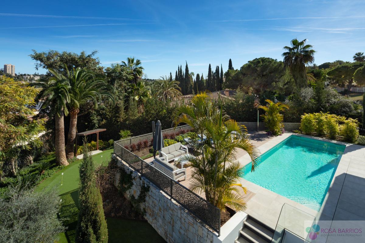 For sale of villa in Nueva Andalucía