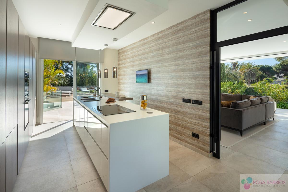 For sale of villa in Nueva Andalucía