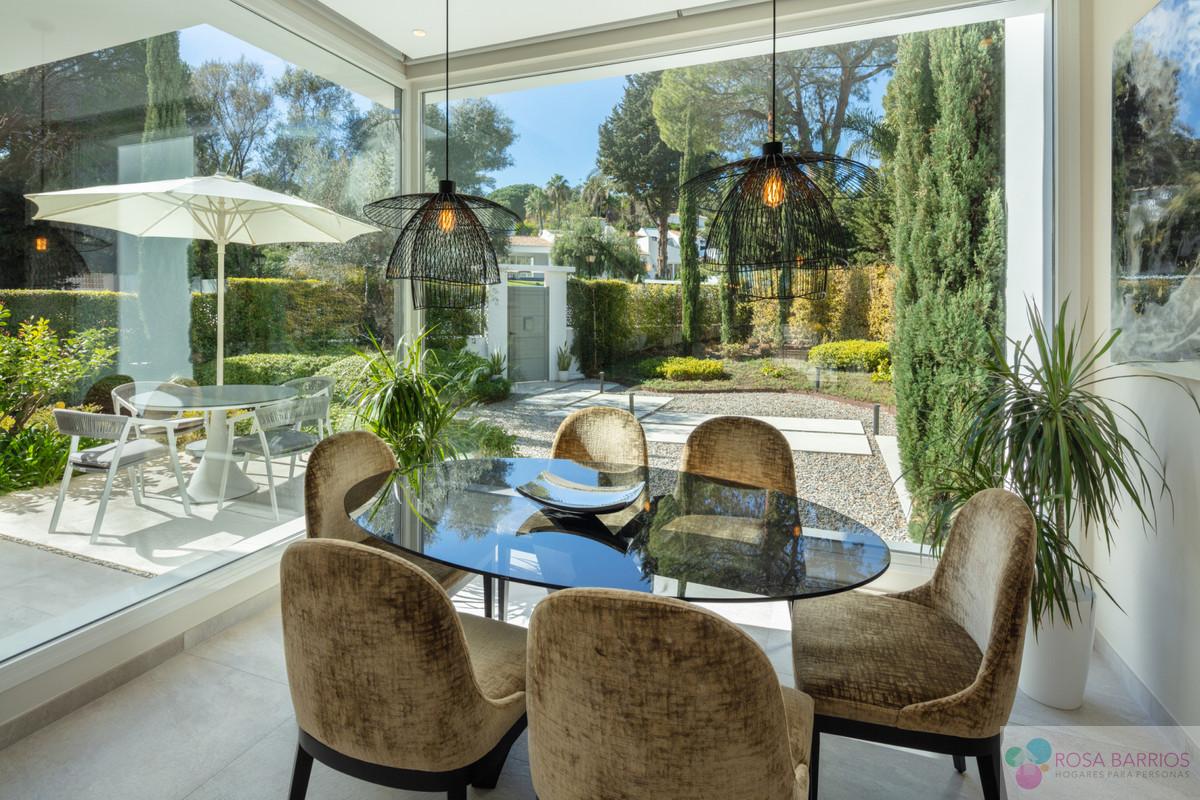 For sale of villa in Nueva Andalucía