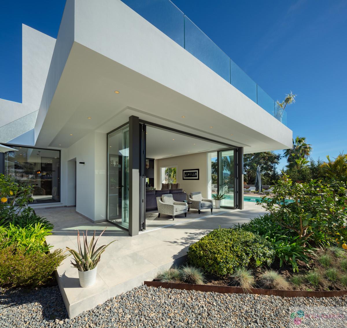 For sale of villa in Nueva Andalucía