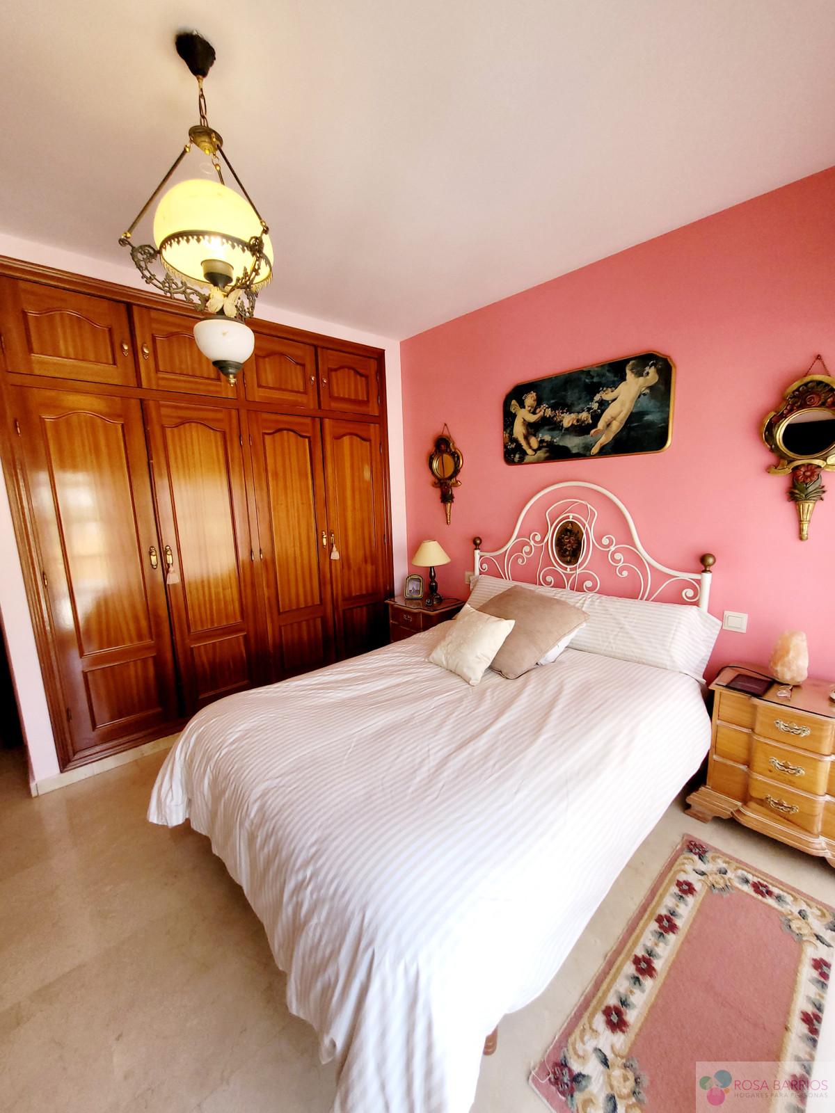 For sale of villa in Estepona