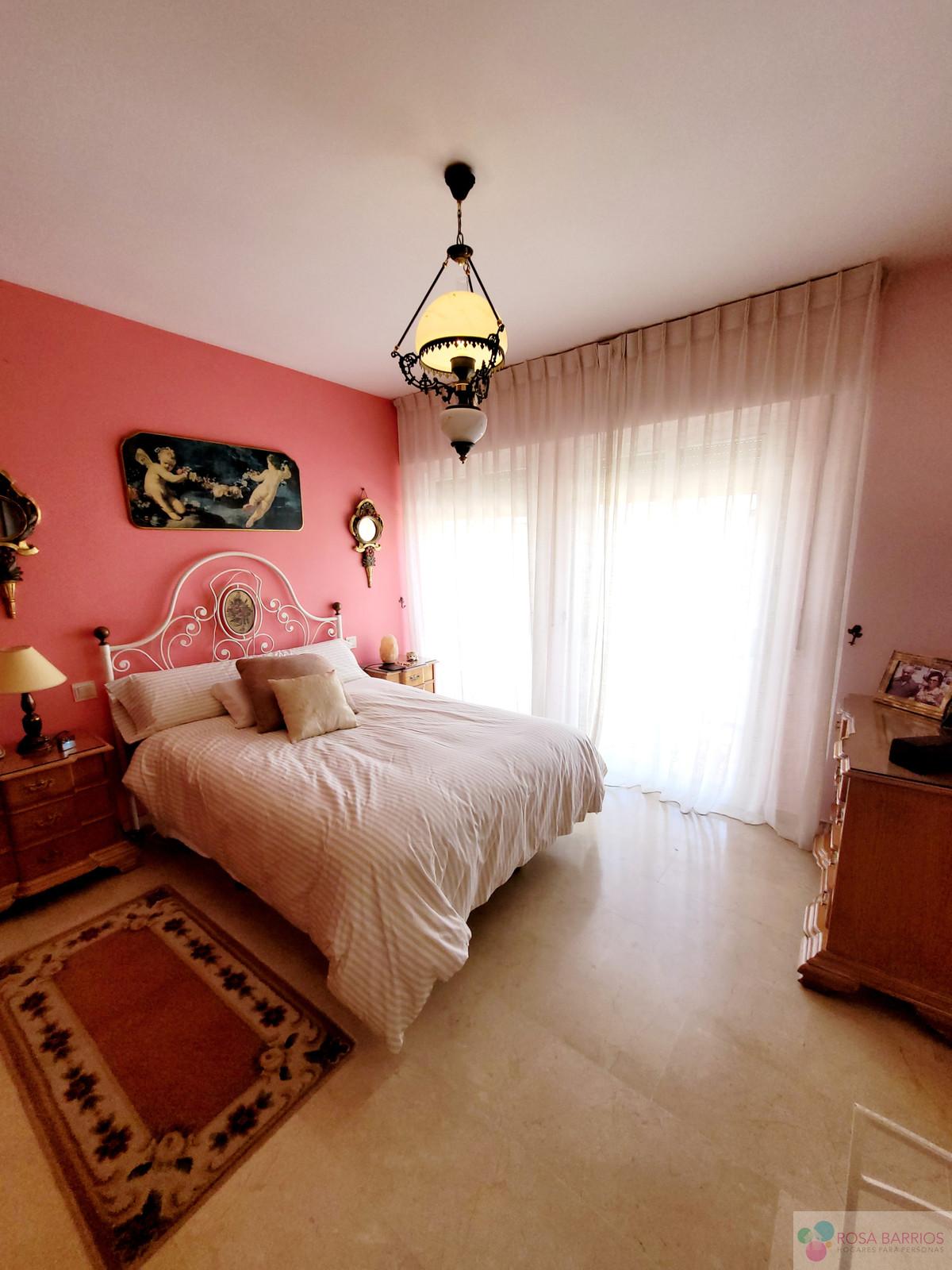 For sale of villa in Estepona