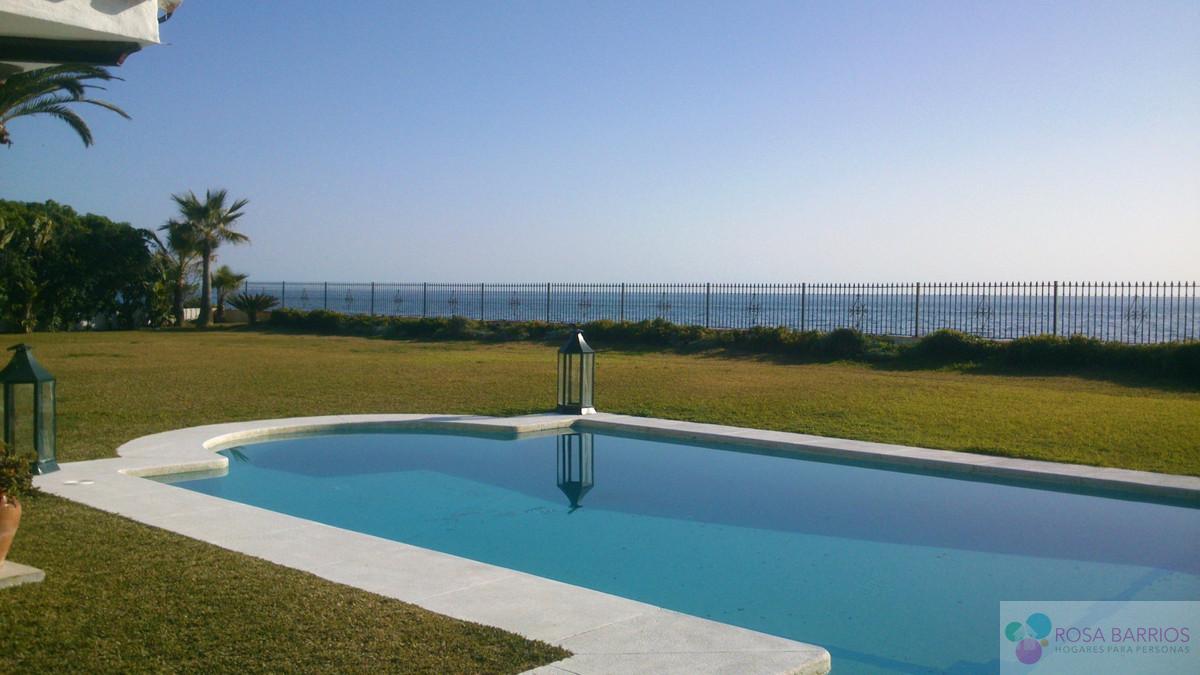 For sale of villa in Guadalmina Baja
