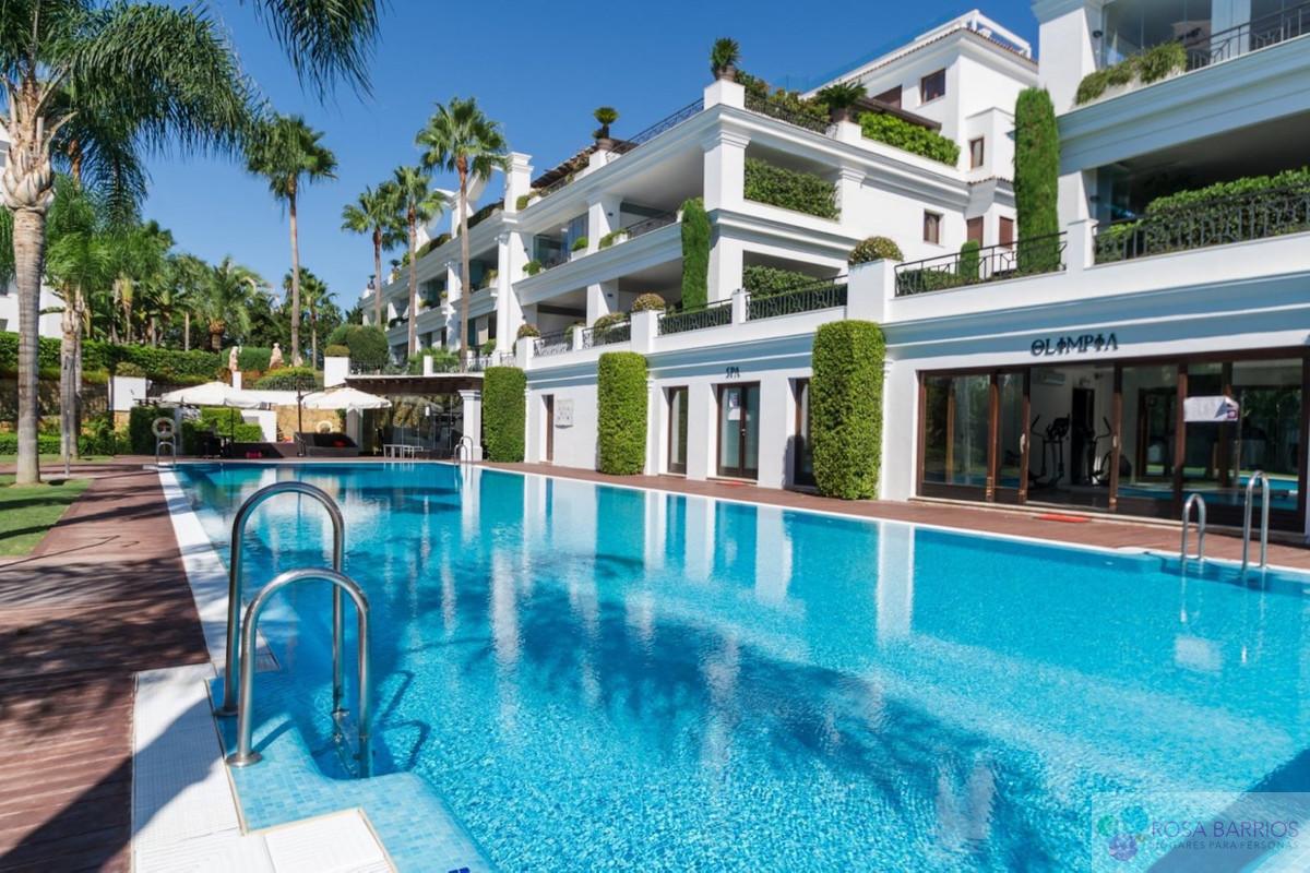 For sale of penthouse in Estepona