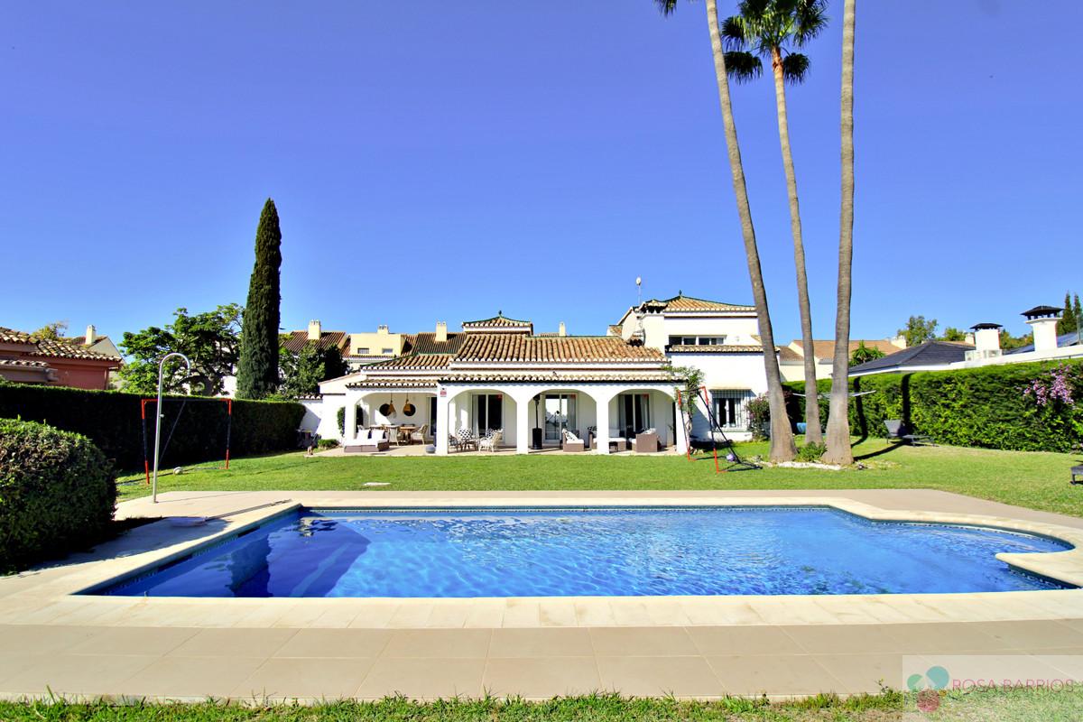 For sale of villa in Nueva Andalucía