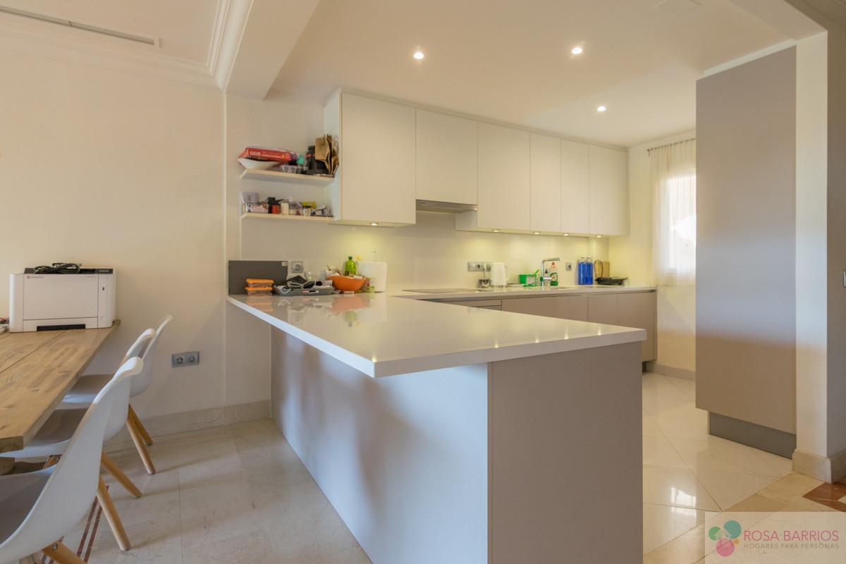 For sale of apartment in Nueva Andalucía