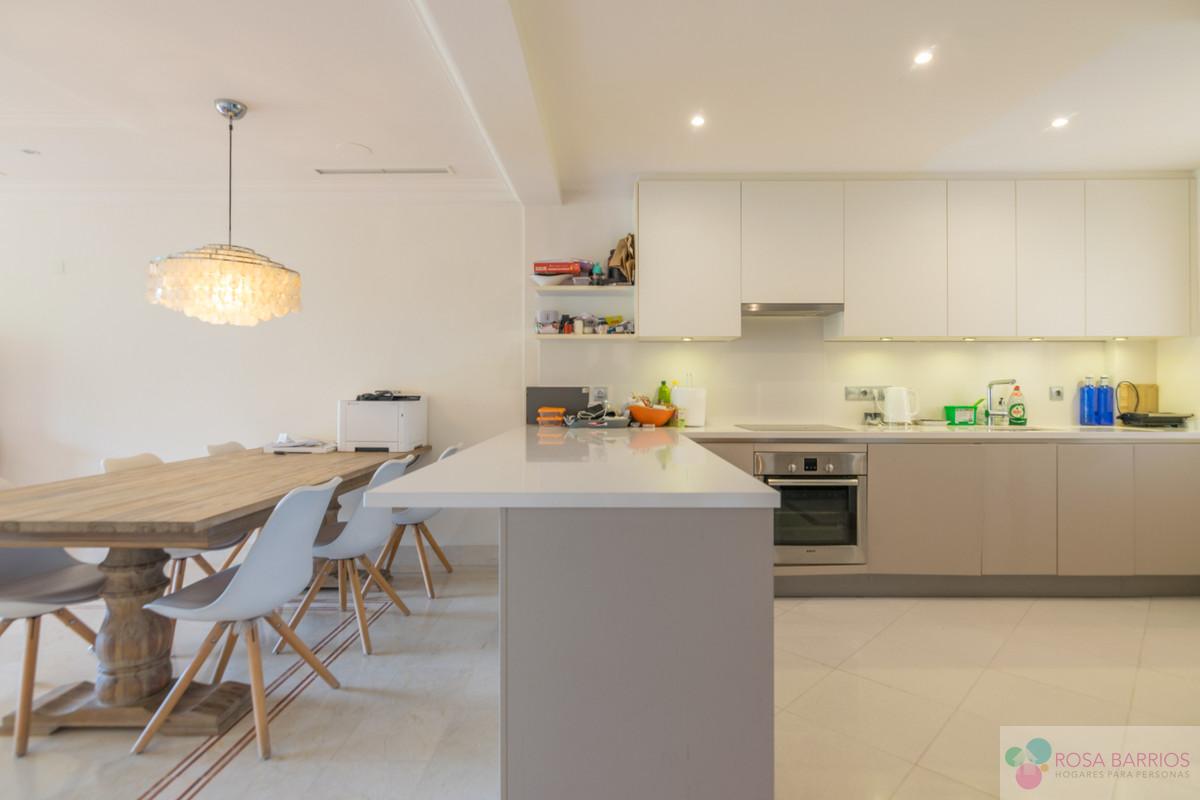 For sale of apartment in Nueva Andalucía