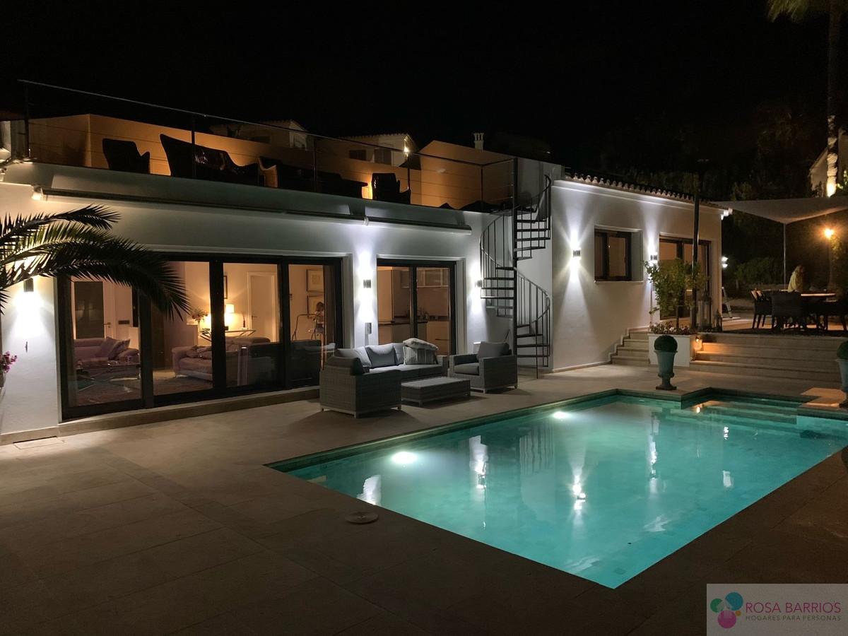 For sale of villa in Nueva Andalucía