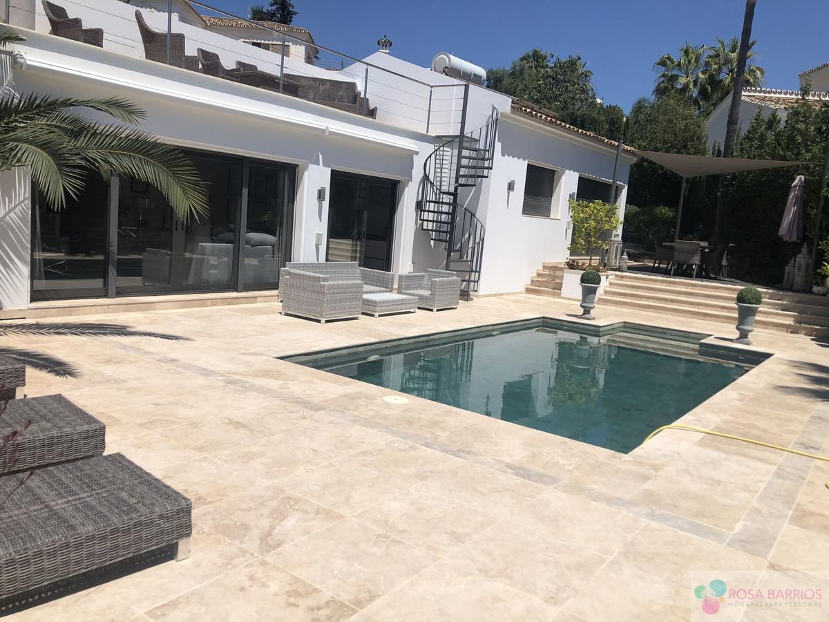 For sale of villa in Nueva Andalucía