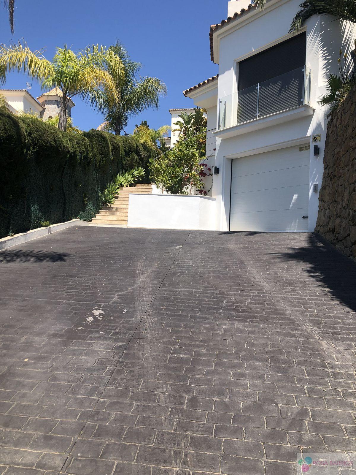 For sale of villa in Nueva Andalucía