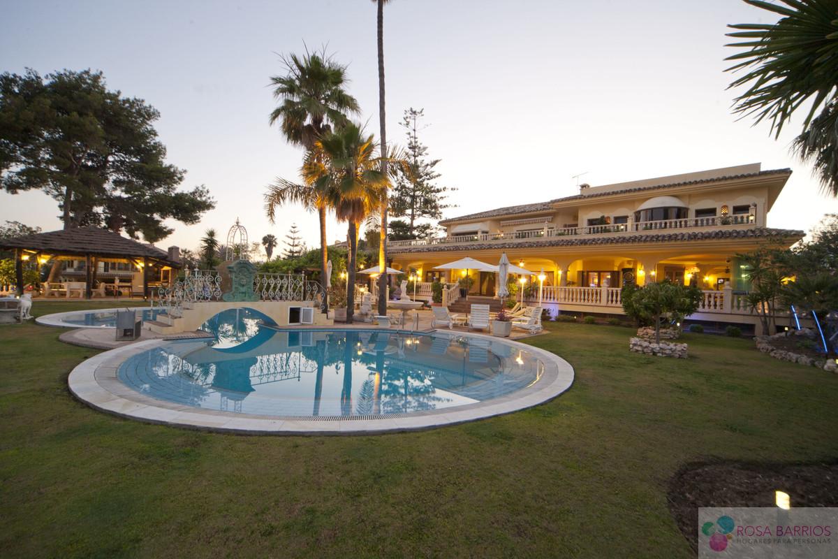For sale of villa in Puerto Banús