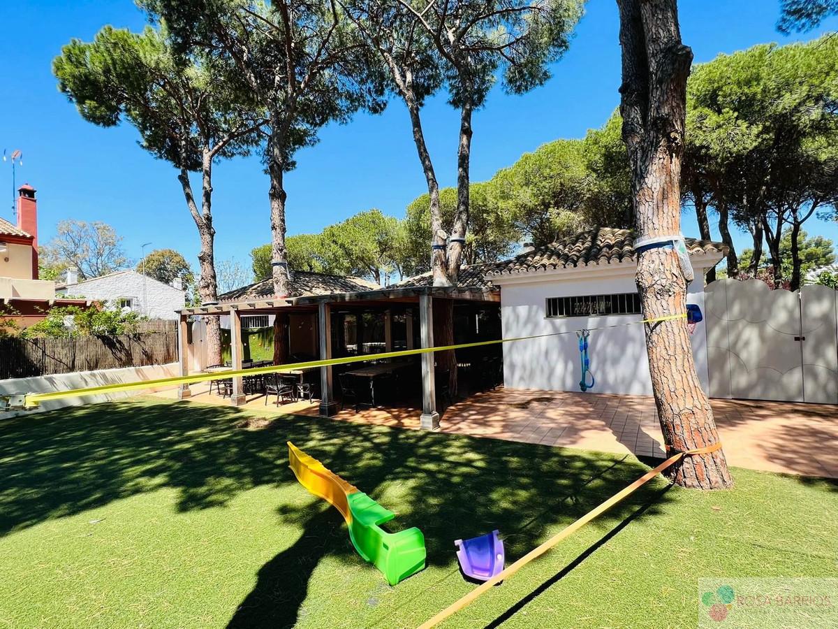 For sale of commercial in Estepona