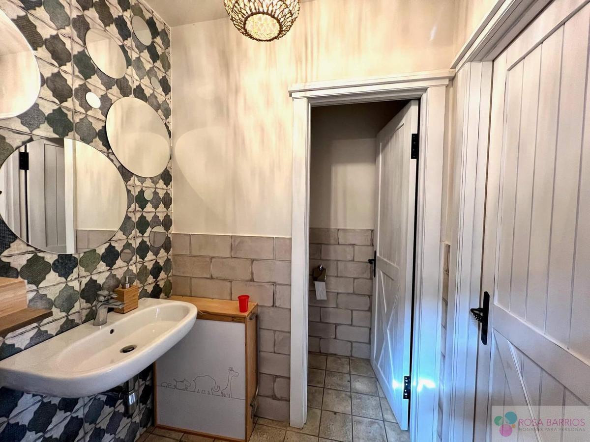 For sale of commercial in Estepona