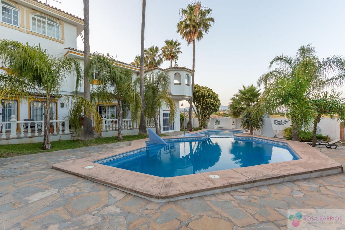 For sale of villa in Estepona