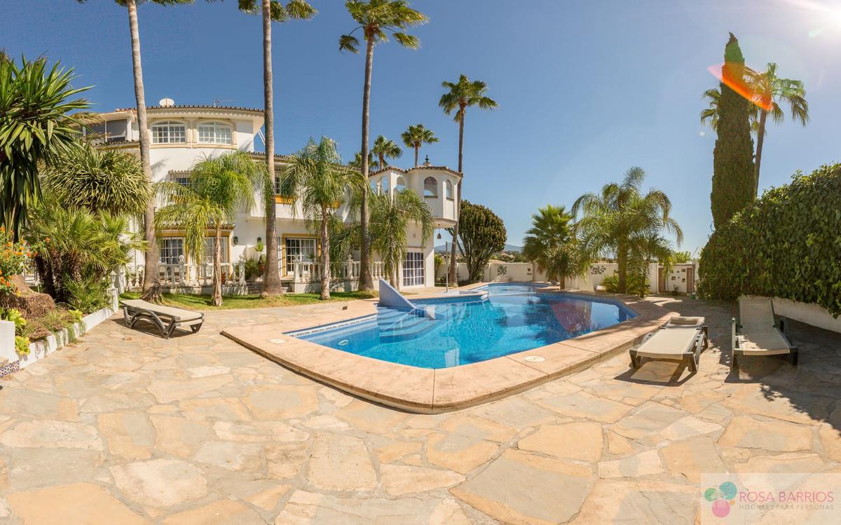 For sale of villa in Estepona