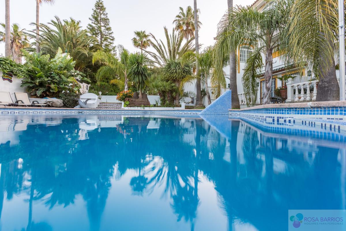 For sale of villa in Estepona