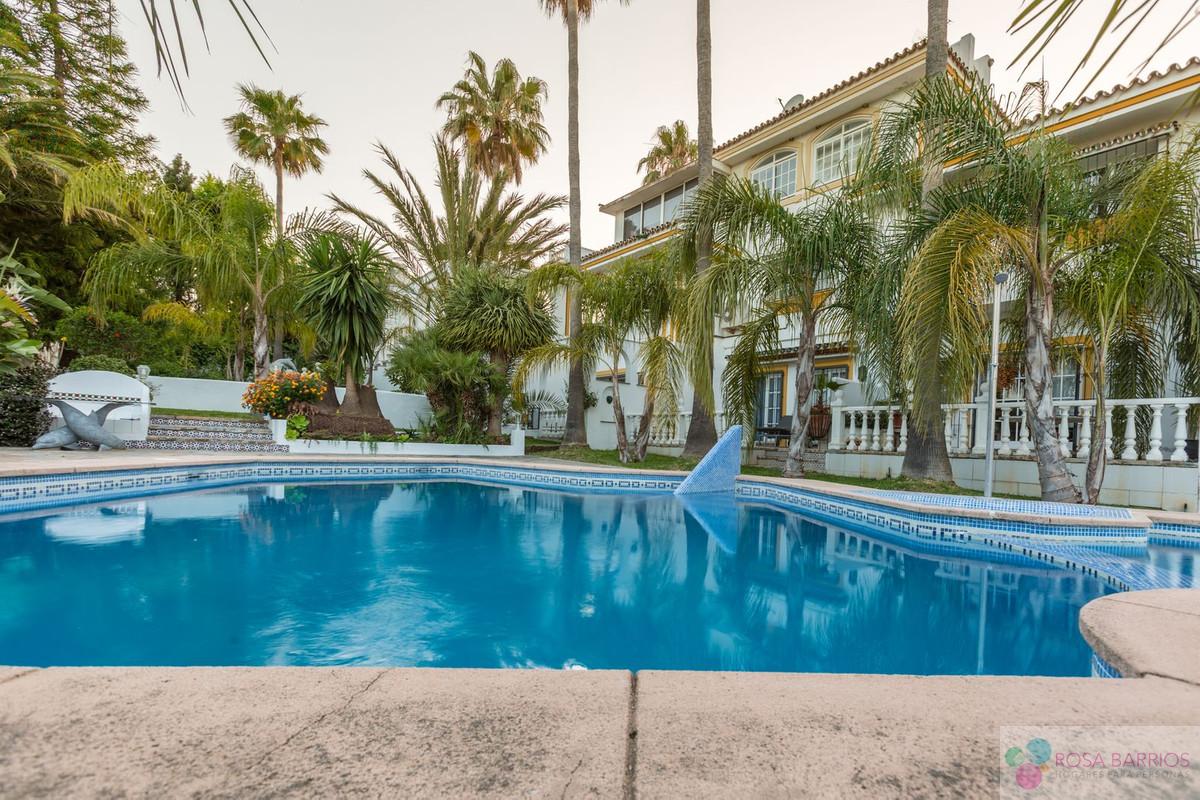 For sale of villa in Estepona