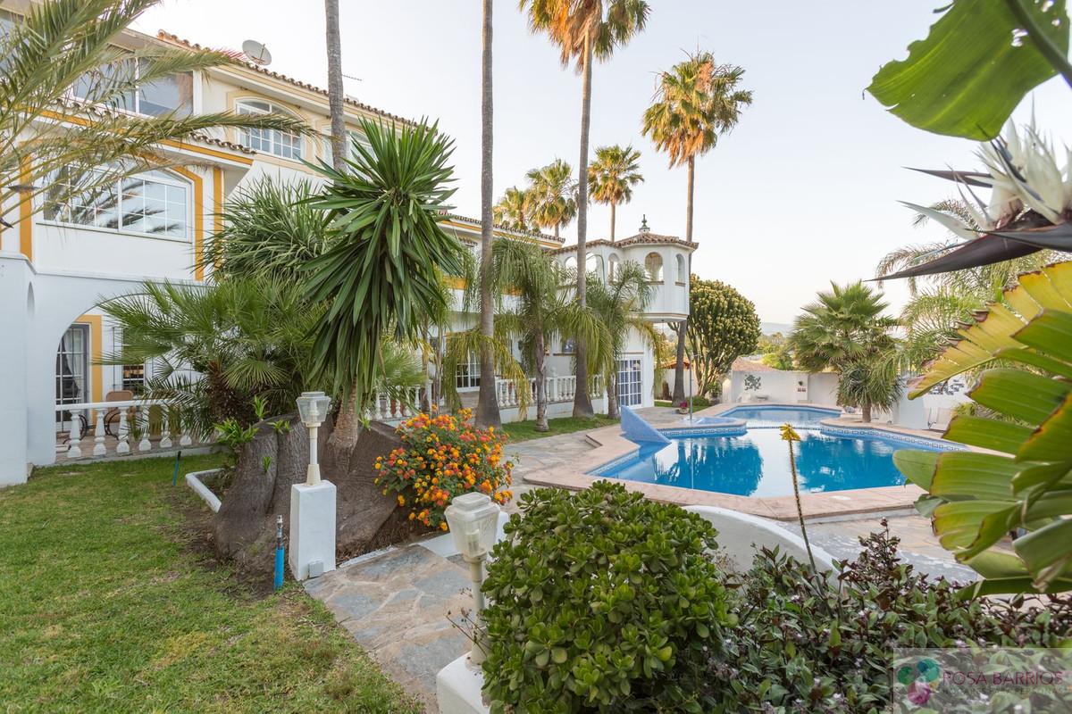 For sale of villa in Estepona