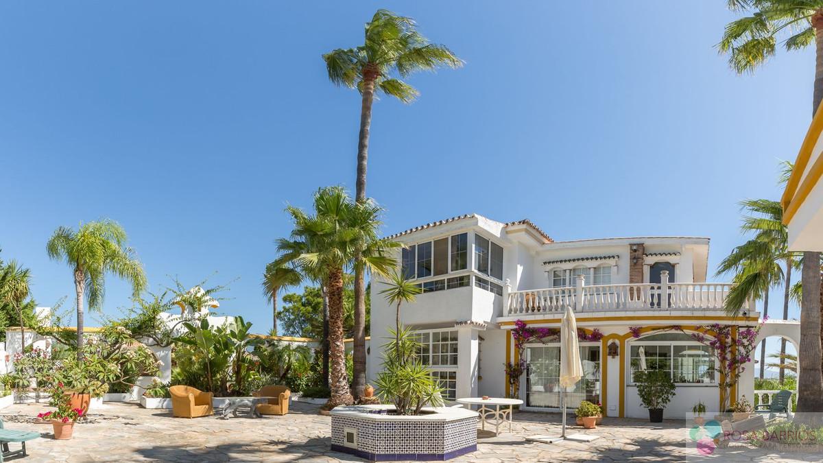 For sale of villa in Estepona