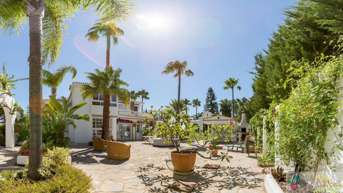 For sale of villa in Estepona