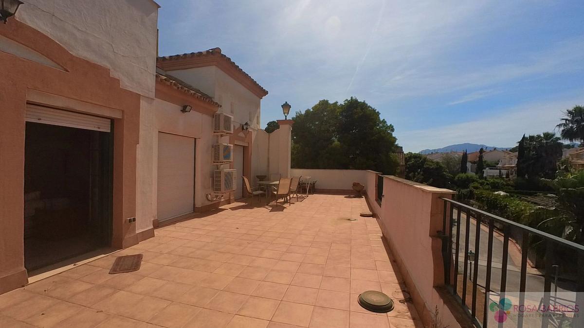 For sale of penthouse in Estepona