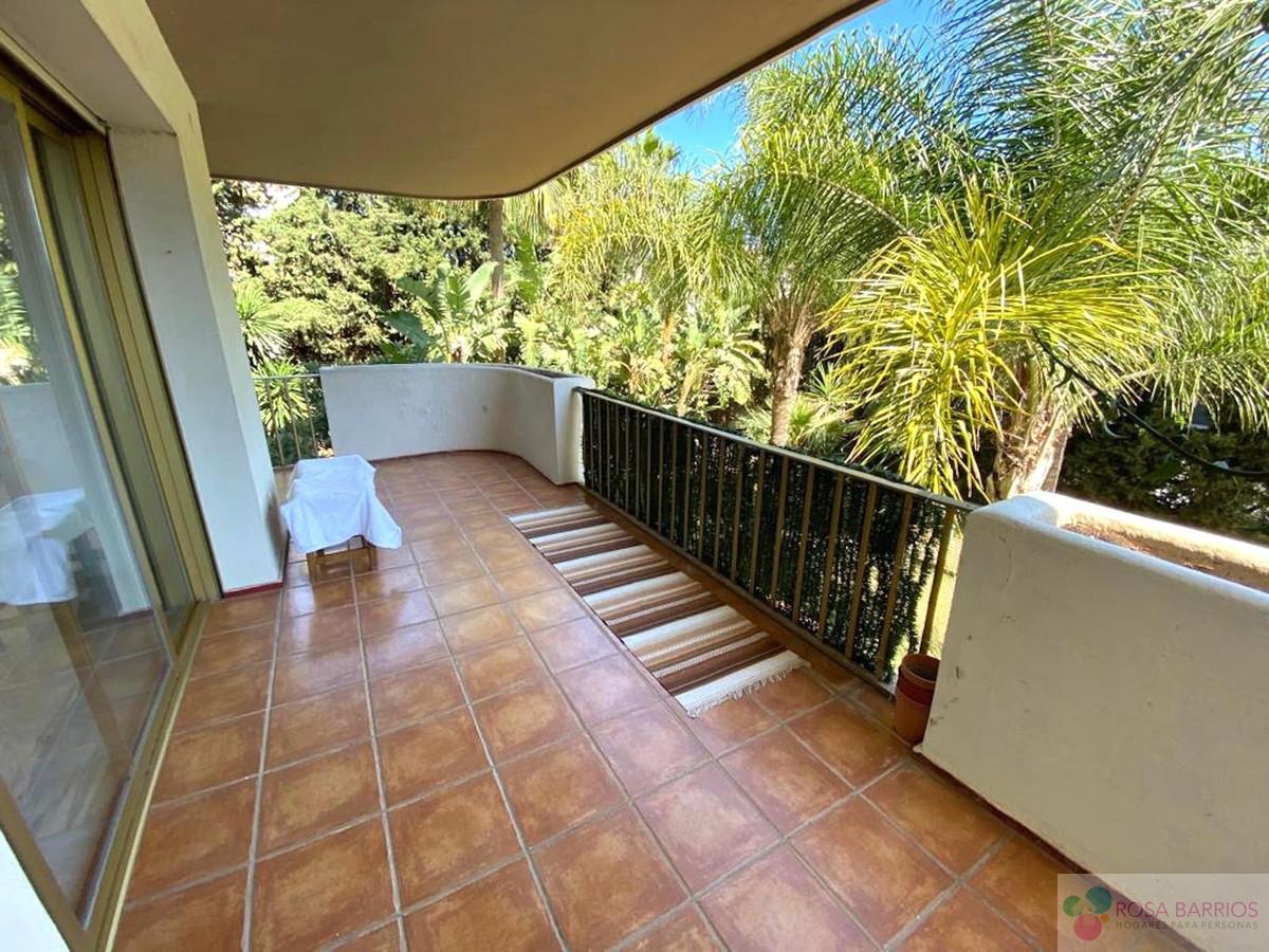 For sale of apartment in Nueva Andalucía