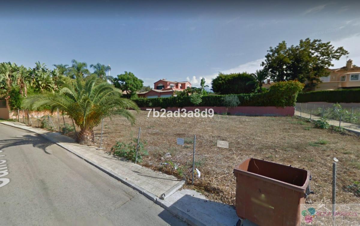 For sale of land in Guadalmina Baja