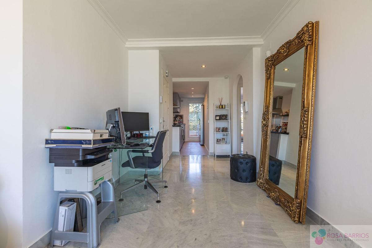 For sale of apartment in Nueva Andalucía