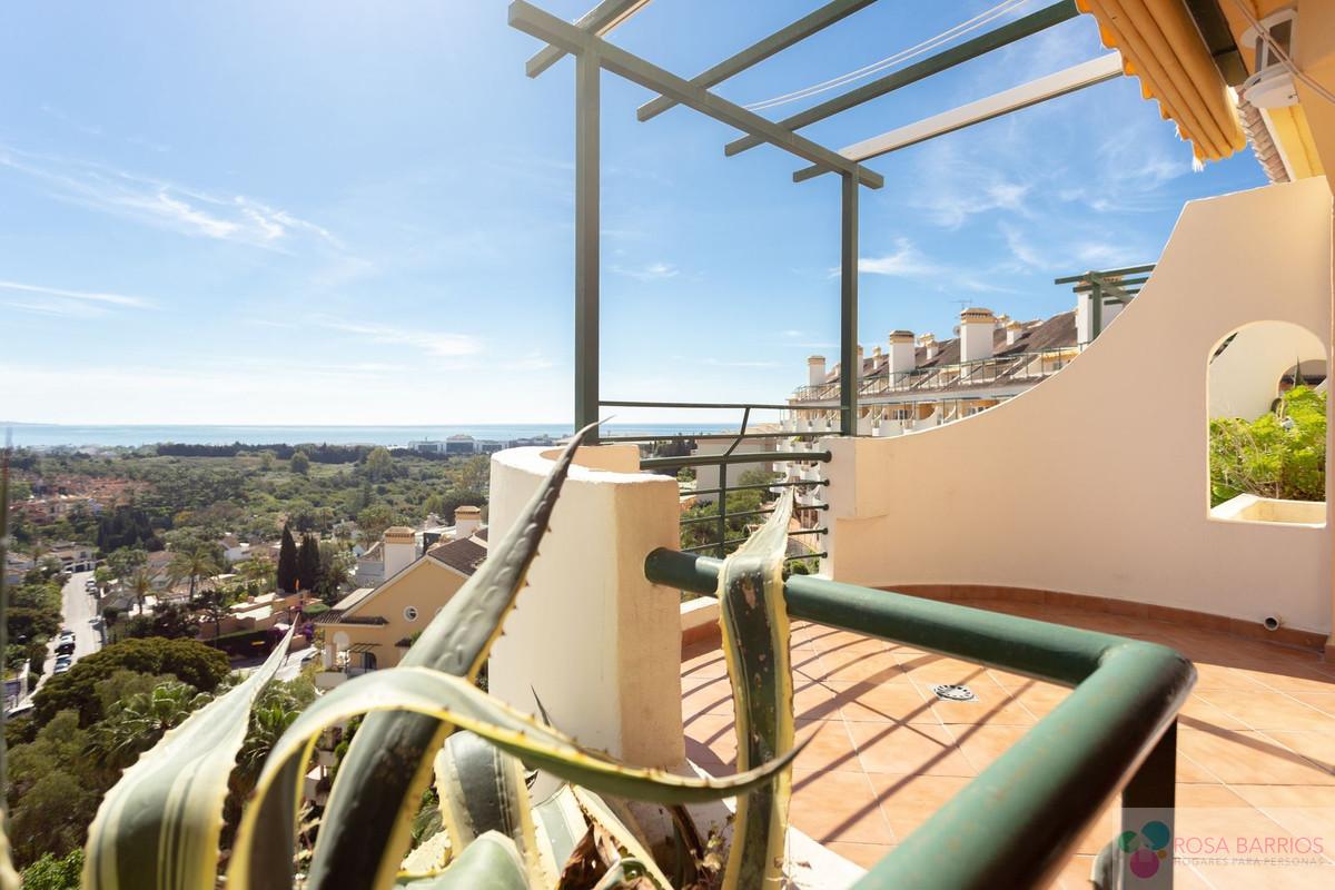For sale of apartment in Nueva Andalucía