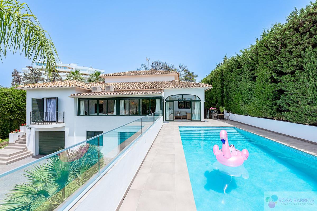 For sale of villa in Guadalmina Alta