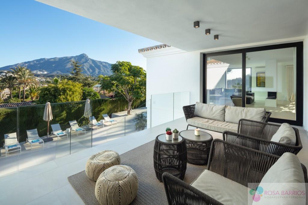 For sale of villa in Nueva Andalucía
