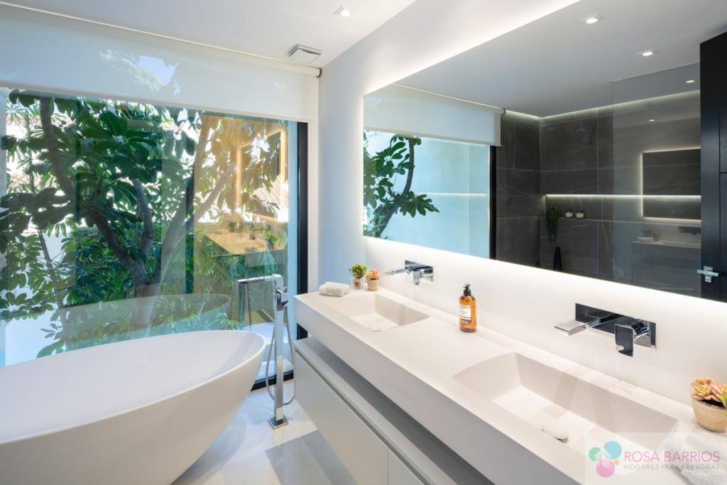 For sale of villa in Nueva Andalucía