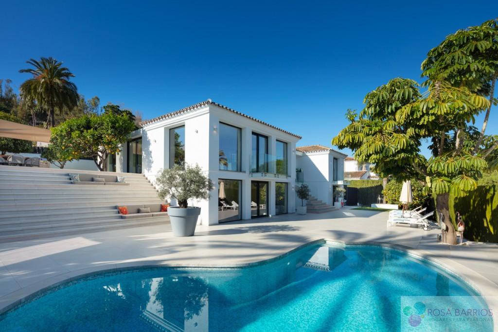 For sale of villa in Nueva Andalucía