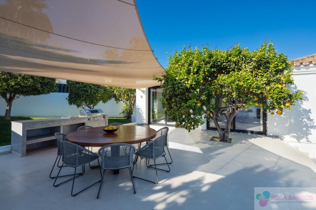 For sale of villa in Nueva Andalucía