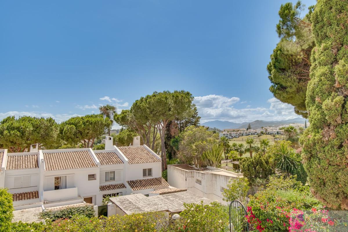 For sale of villa in Nueva Andalucía