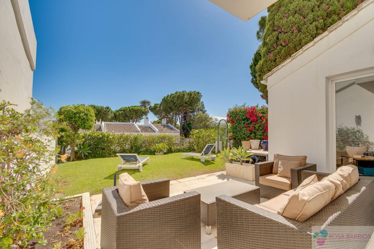 For sale of villa in Nueva Andalucía