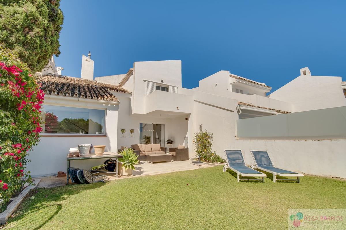 For sale of villa in Nueva Andalucía
