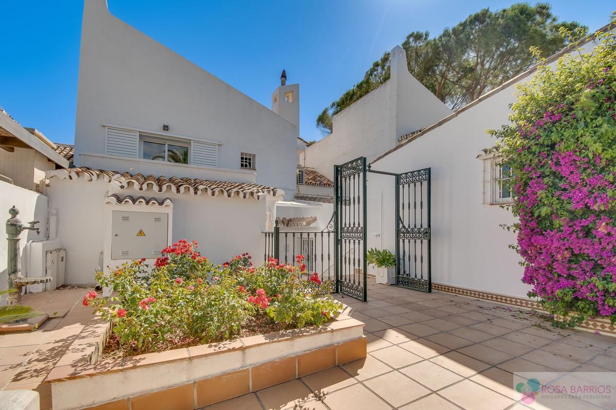 For sale of villa in Nueva Andalucía