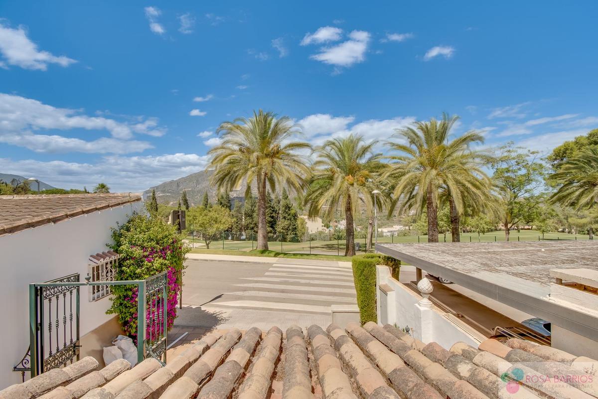 For sale of villa in Nueva Andalucía