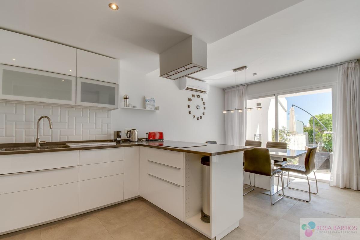 For sale of villa in Nueva Andalucía