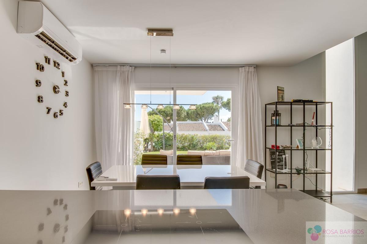 For sale of villa in Nueva Andalucía